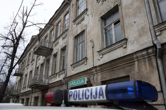 Avarinis 1-ojo sostinės komisariato pastatas Kalvarijų gatvėje.