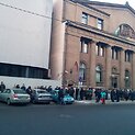Žmonės prie Lietuvos banko pastato Kaune