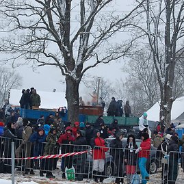 Skaitytojo Ruslano nuotr./“Halls Winter Rally„ istorinės nuotraukos: žiūrovai kaitinasi kubile spiginant šalčiui