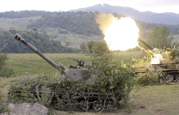 „Reuters“/„Scanpix“ nuotr./Rusijos mobilioji artilerija ties Džavos kaimo Pietų Osetijoje apšaudo gruzinų pozicijas
