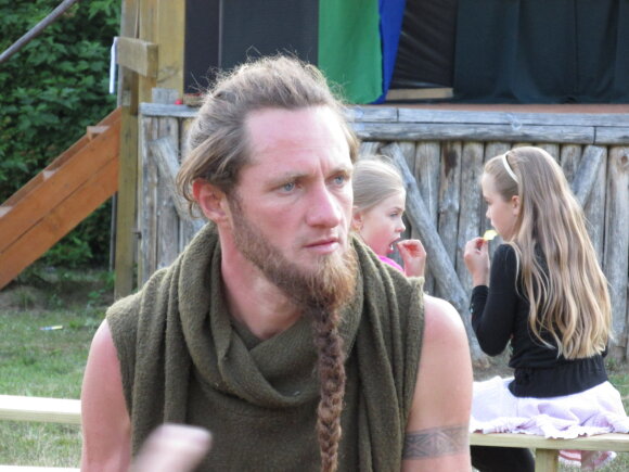 Alvydo Januševičiaus nuotr./„Rainbow Gathering“ šeima nuspalvino Antazavės miestelio šventę