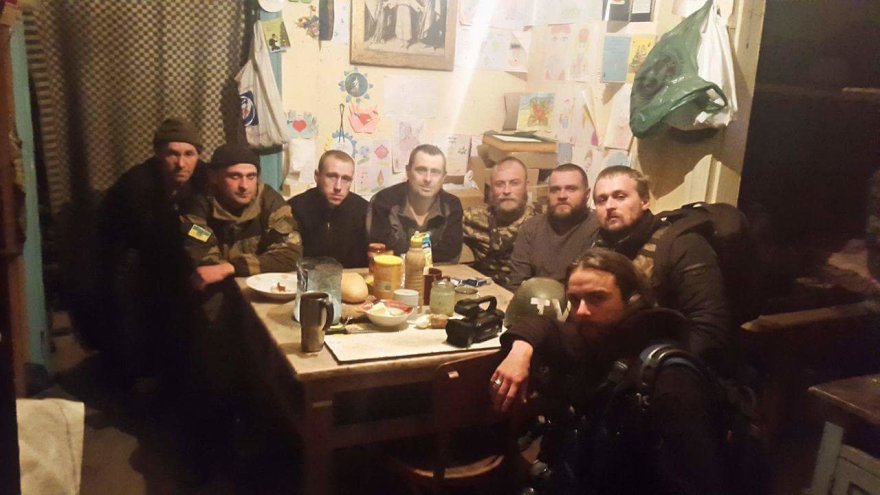 Dovydas Pancerovas ir Vidmantas Balkūnas su Marjinos priešakinėse pozicijose stovinčiais Ukrainos kariais