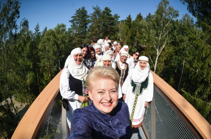 R.Dačkaus nuotr. /2015-08-07 Dalia Grybauskaitė Anykščiuose medžių lajų tako atidaryme