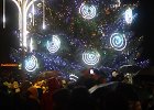 Panevėžyje įžiebtą Kalėdų eglę kiaurai peršlapę miestelėnai palydėjo ovacijomis